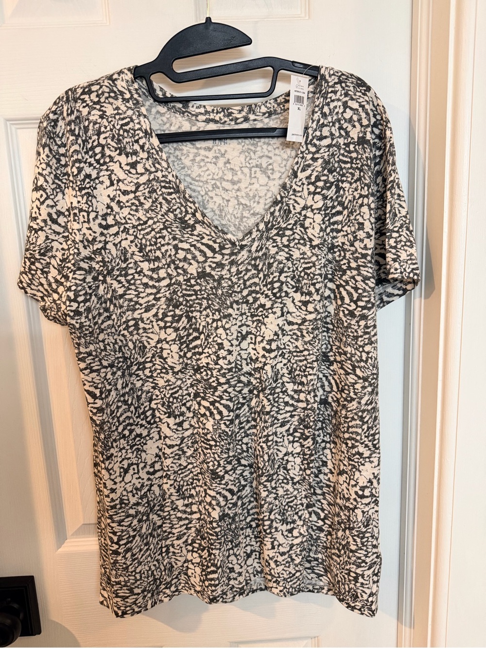 NWT GAP Favorite Tee XL Black Ivory Abstract Animal Print V-Neck T-Shirt